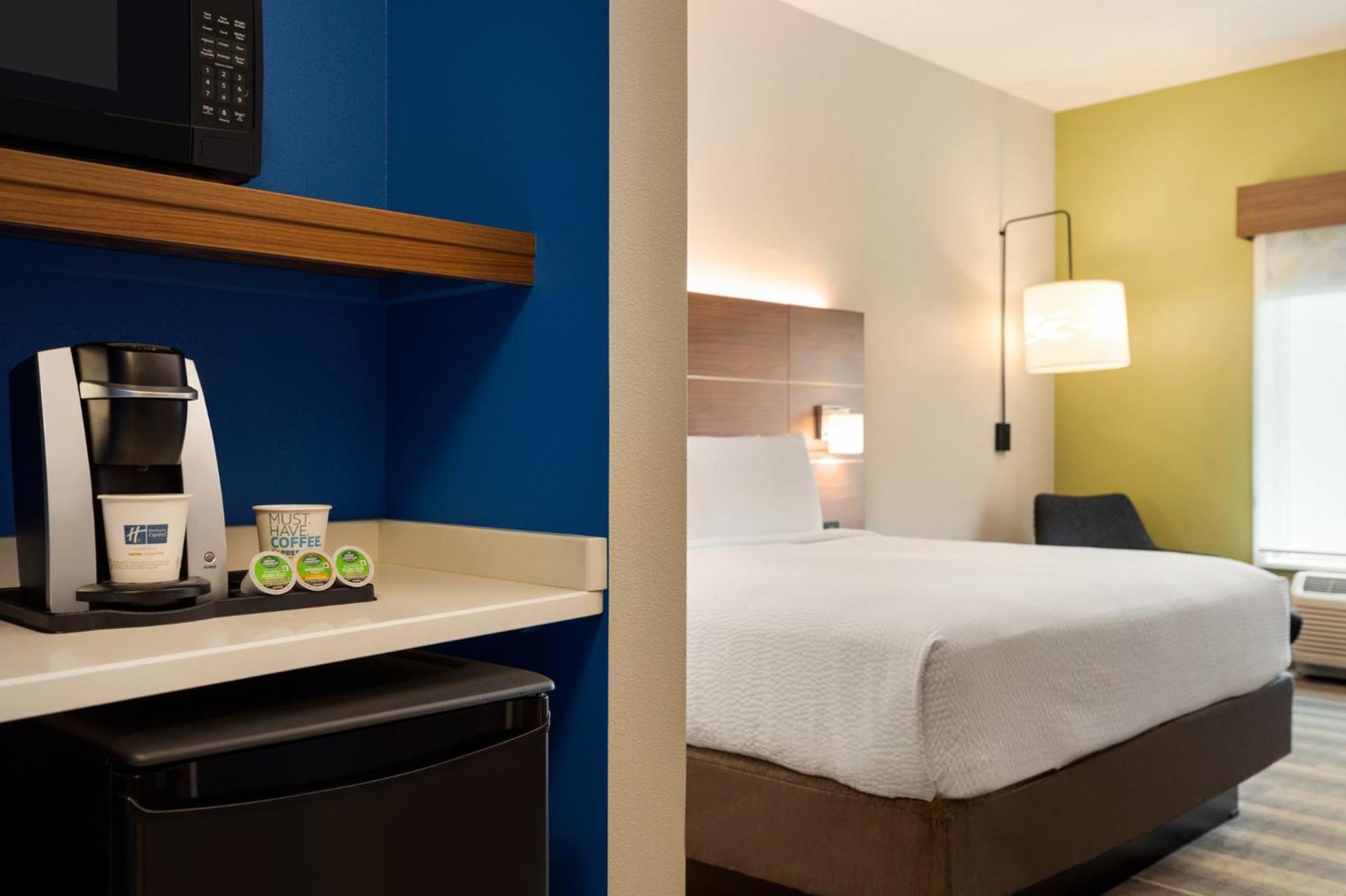 Express & - - Walnut Ave By Ihg 3*