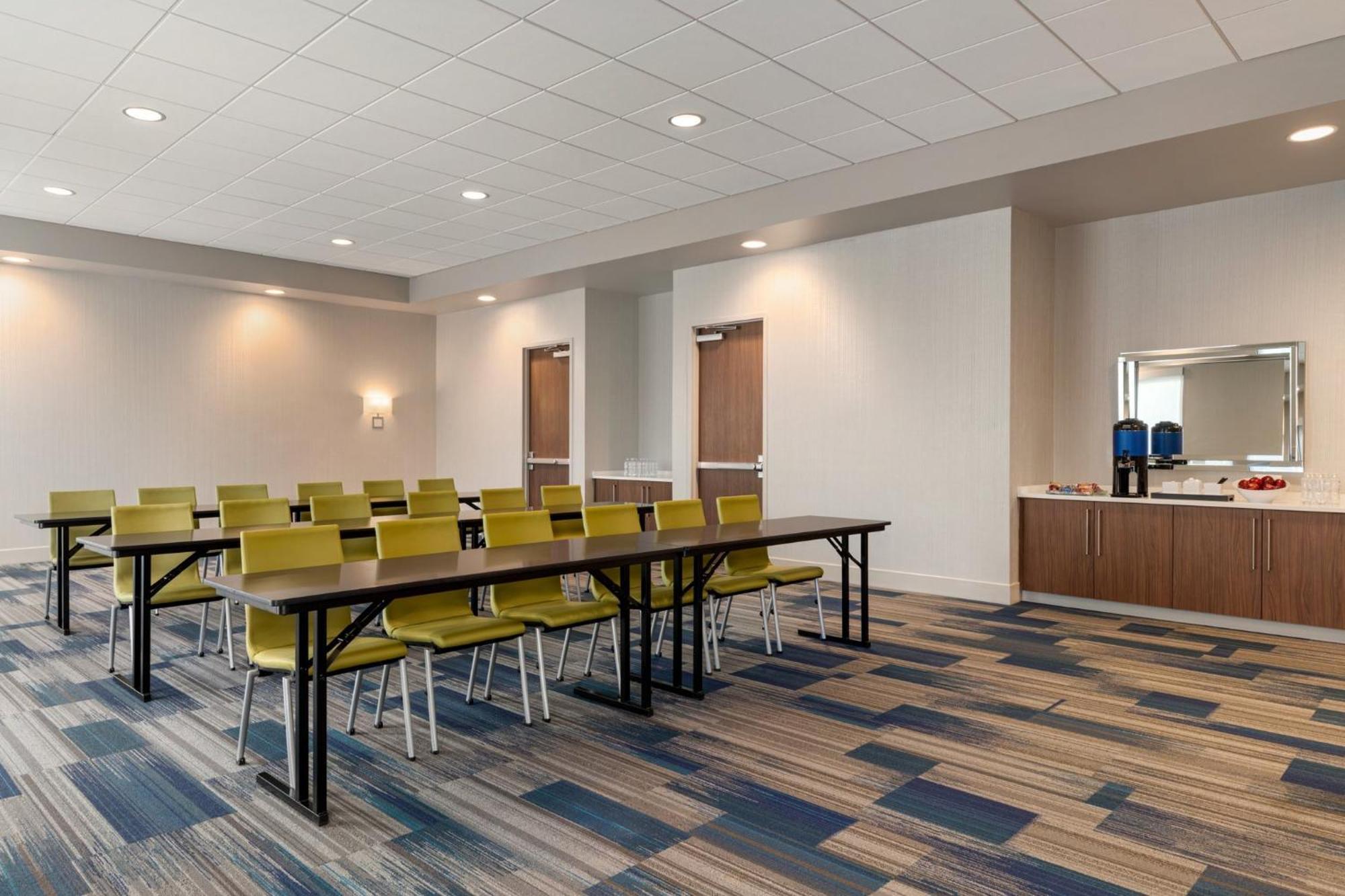 Holiday Express & - - Walnut Ave By Ihg 3*