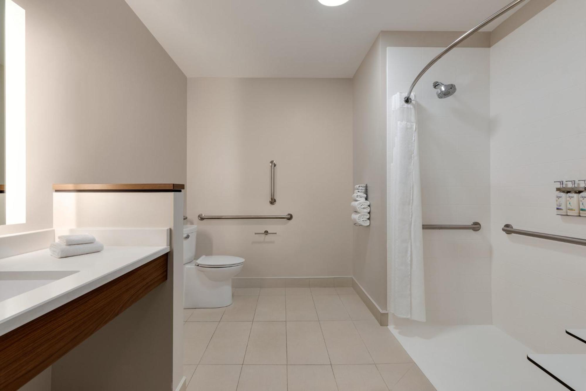 Holiday Express & - - Walnut Ave By Ihg 3*