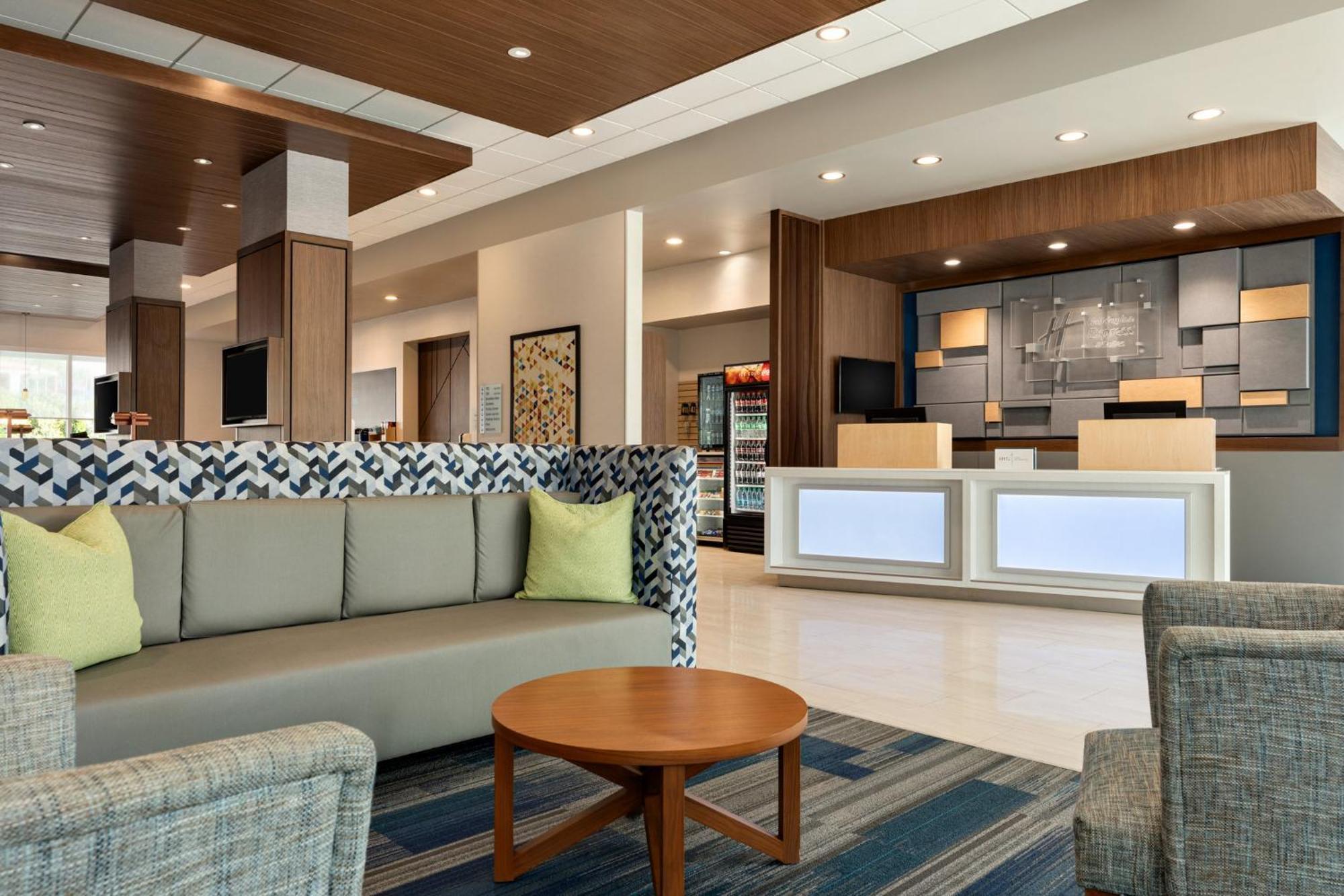 Holiday Express & - - Walnut Ave By Ihg